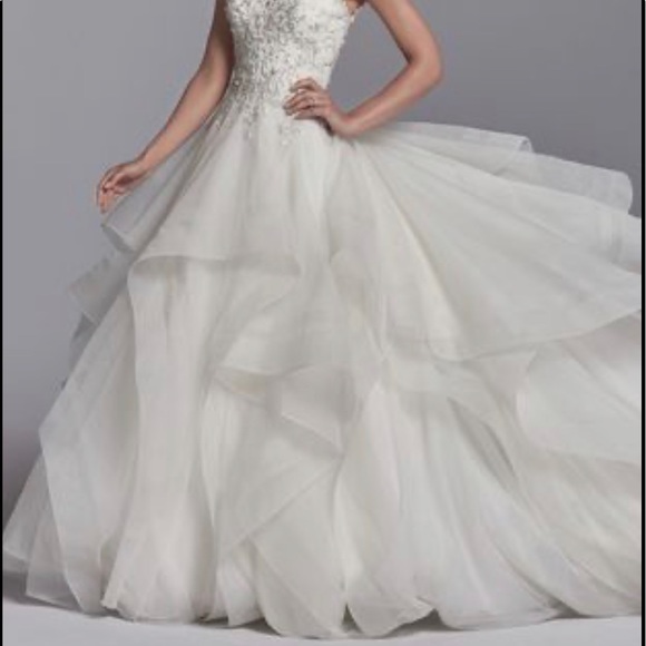 Wedding Dress 👀 | Maggie Sottero Size 4 (tag: Size 6) - Picture 1 of 13